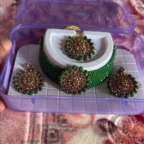 Bollywood style Indian Elegant Green and Gold Jewelry Set NIB NEVER USED - Picture 3 of 6